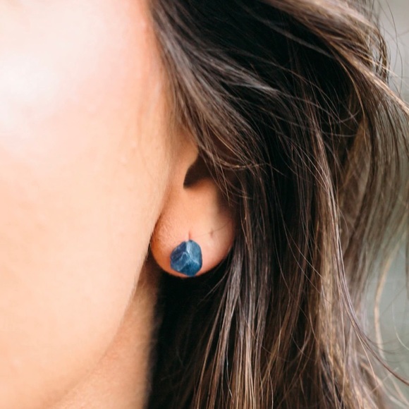 ๐ Raw Sapphire Crystal Stud Gemstone Earrings - Picture 3 of 5